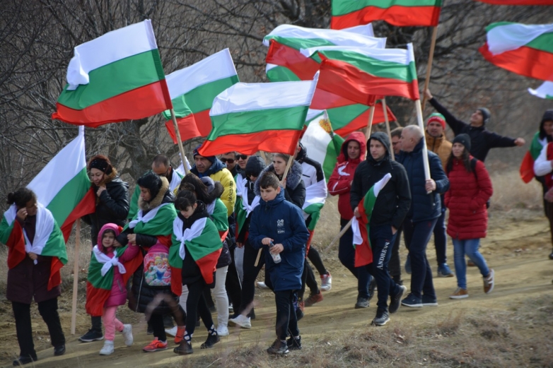 Стотици в трибагрена нишка до връх  Кръста