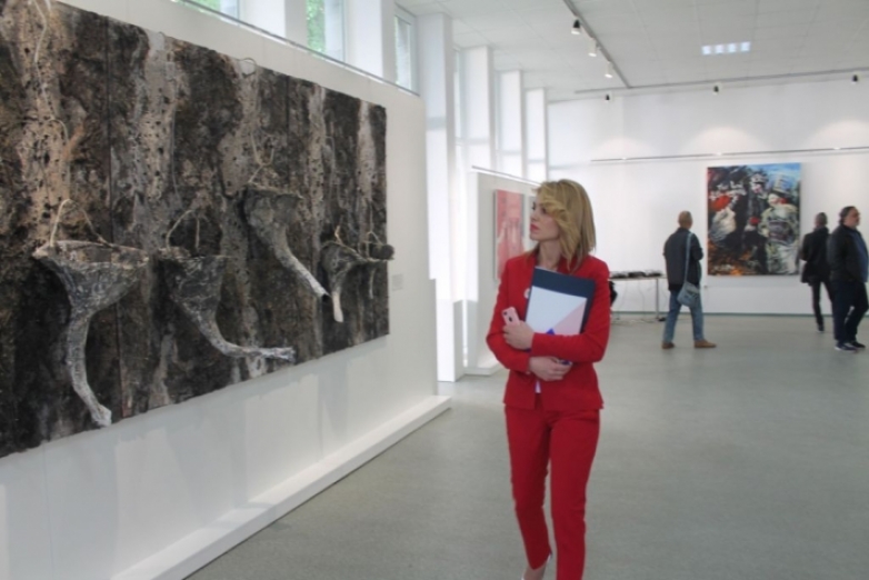 Виж картини от пепел, въглен, сено, смола…