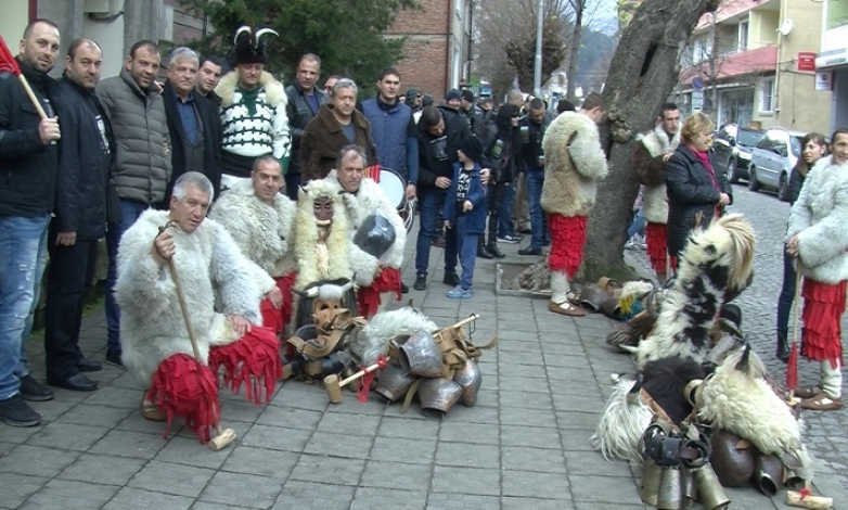 Рокери и кукери палят патриотизма в навечерието на Рождеството