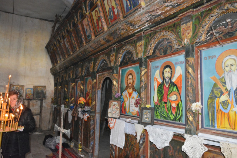 Никулденски търг в стара църква, наречена на Светеца Чудотворец